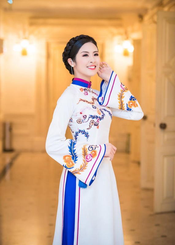 Hoa hau Ngoc Han dep nen na voi ao dai